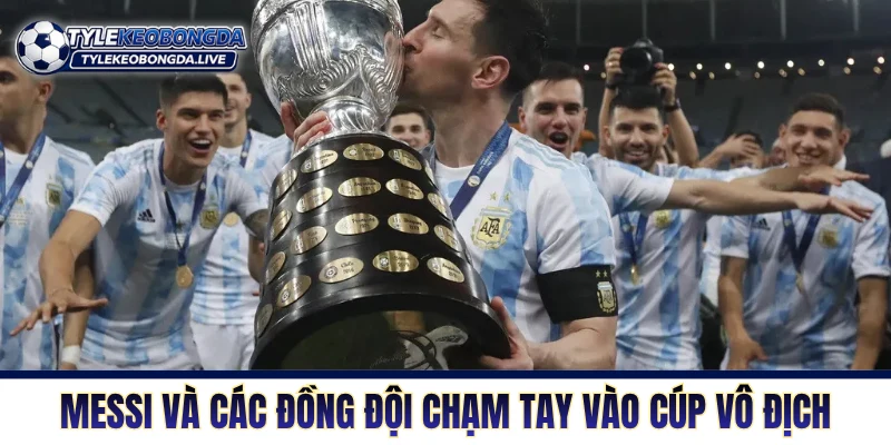 Messi và các đồng đội chạm tay vào cúp vô địch Nam Mỹ